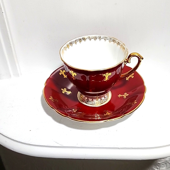 Vintage Blood Red Tea Cup and Saucer and Gold Fleur de Lis, Made by Windsor - Picture 4 of 7